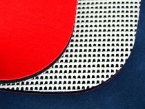 Zellkautschuk-Platten mit Textil (rot) und Ant-Rutsch-Beschichtung (weiß) beschichtet